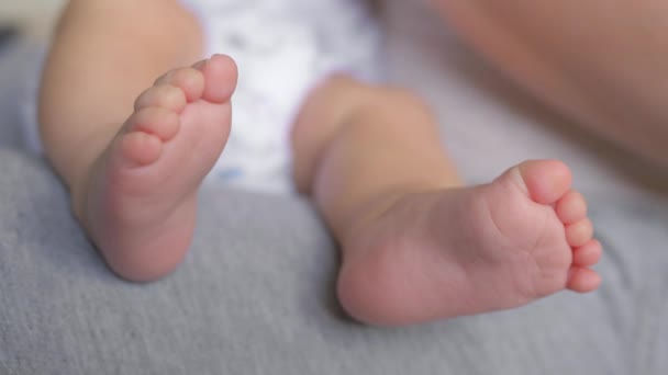 Μια στενή επάνω του ένα μωρό πόδια - Πλάνα, βίντεο