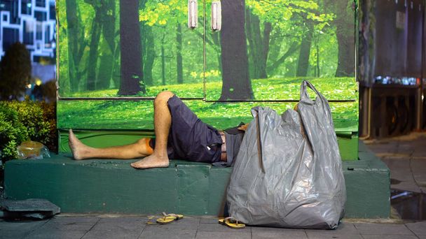 Anonyymi köyhä koditon mies makaa Sidewalk
 - Valokuva, kuva