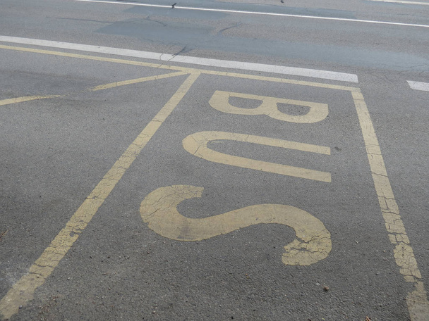 yolda boyalı sarı otobüs dur işareti - Fotoğraf, Görsel