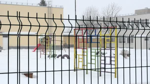 Spielplatz Vorschule Winter Schnee fallen Schneesturm - Filmmaterial, Video