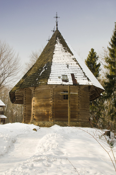 stary kościół ukraiński w śniegu - Zdjęcie, obraz