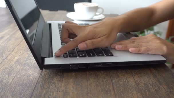 Mujer joven usar el ordenador portátil en la habitación cafetería o restaurante o en casa u oficina con una taza blanca de café relajarse
 - Metraje, vídeo