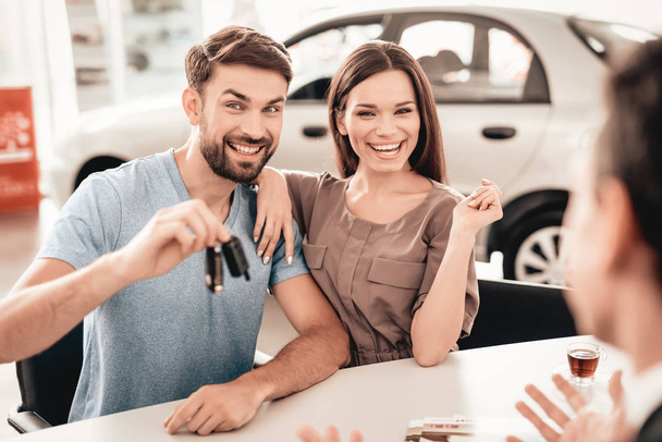Showroom Dealer The Gives Car Keys To The Buyer. Dialogue With Dealer. Cheerful Customer. Automobile Salon. Make A Decision. End Of A Deal. Good Offer. Purchase Order. Happy Family. - Foto, Imagen