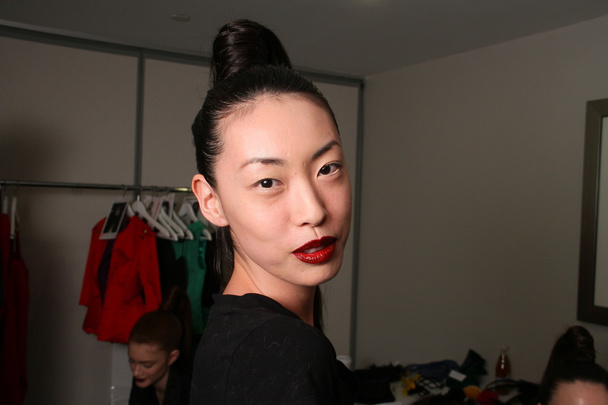 NEW YORK - FEBRUARY 10: A Model posing backstage for Victor de Souza collection at the Strand hotel during Mercedes-Benz Fashion Week on February 10, 2013 in New York City - Foto, afbeelding