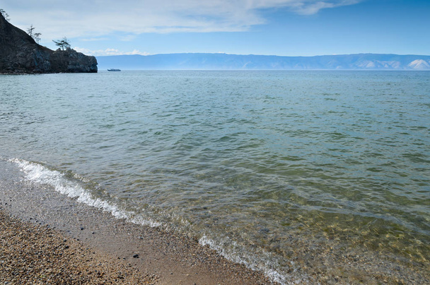 Baikal-järven vesi. Viehättävä lahti. Olkhonin saari
 - Valokuva, kuva
