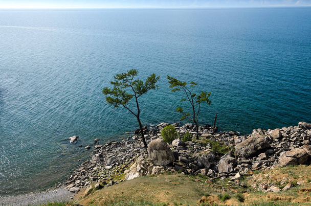 Vue pittoresque sur la petite mer du lac Baïkal depuis le cap Shamanka. Village de Huzhir. Île d'Olkhon
 - Photo, image