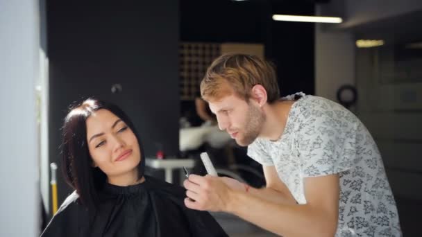 Joyeux jeune femme obtenir une nouvelle coupe de cheveux par coiffeur au salon
 - Séquence, vidéo