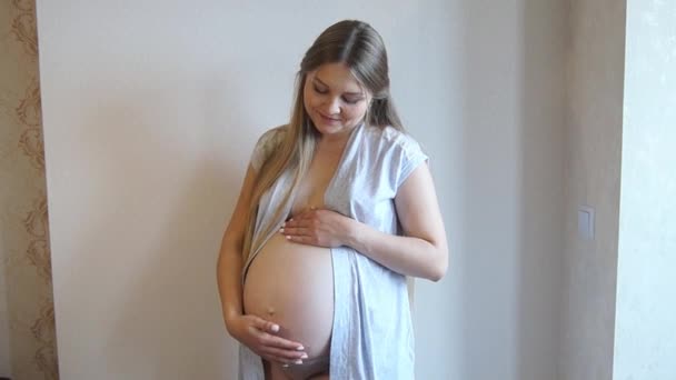 Žena dotýká její těhotné břicho. Těhotná dívka. Těhotná žena hladí její bříško - Záběry, video