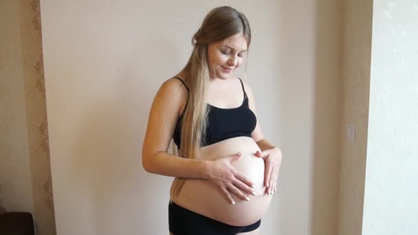 Woman touching her pregnant belly. Pregnant girl. Pregnant woman caressing her tummy - Filmagem, Vídeo