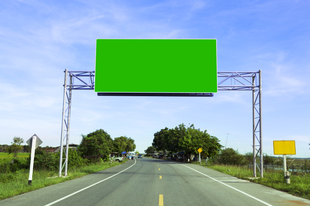 Señal verde en blanco en la carretera, espacio de copia para su texto
 - Foto, Imagen