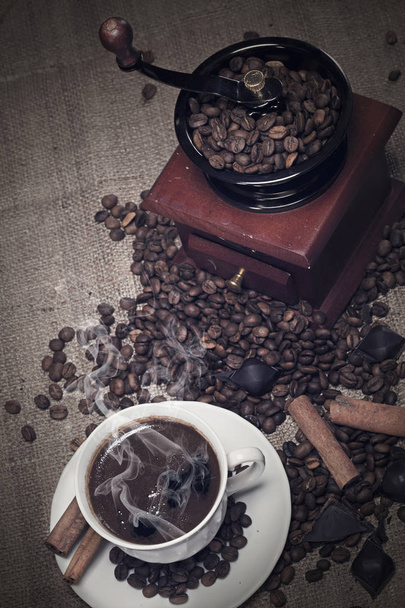 Παλιομοδίτικος μύλος και φλιτζάνι καφέ - Φωτογραφία, εικόνα