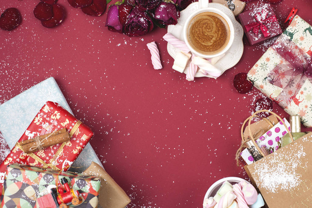 Bir fincan hoş kokulu kahve ve kırmızı bir arka plan üzerinde Yılbaşı dekor. hediyeler ve Noel için syootrizy. Üstten görünüm. Çerçeve. Kopya alanı - Fotoğraf, Görsel