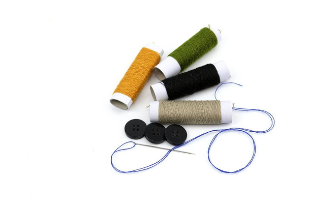 Knop en kleur katoen rollen voor het naaien - Foto, afbeelding