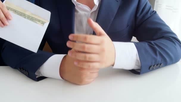 Lähikuva 4k kuvamateriaalia korruptoitunut virkamies saada lahjus valkoisessa kirjekuoressa
 - Materiaali, video
