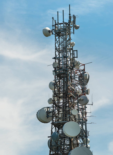 IJzeren telecommunicatie toren met groep parabolische antennes. - Foto, afbeelding