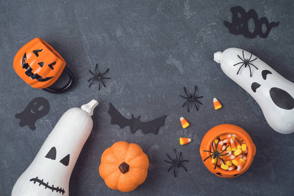 Cadılar Bayramı tatil konseptiyle jack o fener pumpkins, şekerli mısır ve süslemeleri siyah arka plan üzerine. Yukarıdan görüntüleyin. Düz yatıyordu - Fotoğraf, Görsel