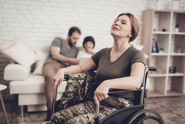 Disabled Soldier Woman In Wheelchair Concept. Meeting After War. Son And Husband Background. Camouflage Uniform. Family Background. Paralyzed Soldier. Home Leisure. Return From Army. - Foto, afbeelding