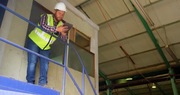 Male worker using digital tablet in warehouse 4k - Materiaali, video