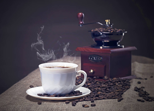 Moedor de café antiquado e xícara
 - Foto, Imagem