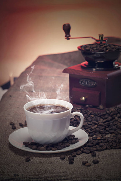 Molinillo de café y taza
 - Foto, imagen