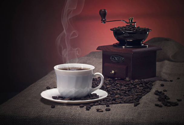 Ouderwetse koffiemolen en bekers - Foto, afbeelding