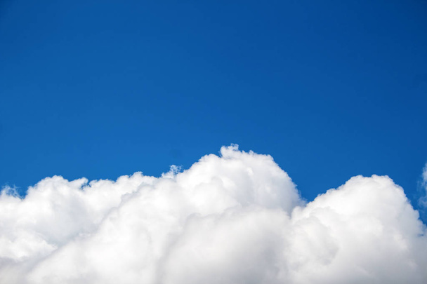 Velké bílé cumulus mrak proti modré obloze - Fotografie, Obrázek