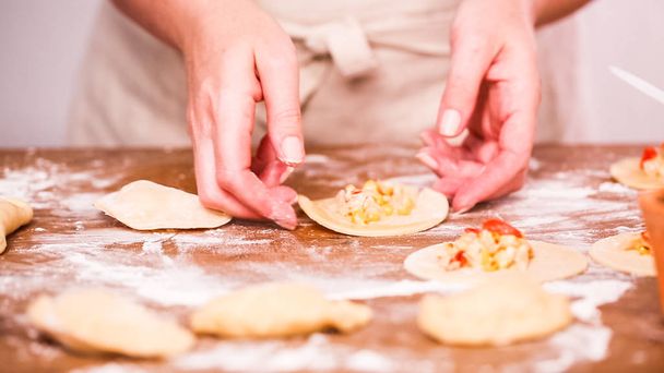 Schritt für Schritt. Herstellung hausgemachter Empanadas mit verschiedenen Füllungen. - Foto, Bild