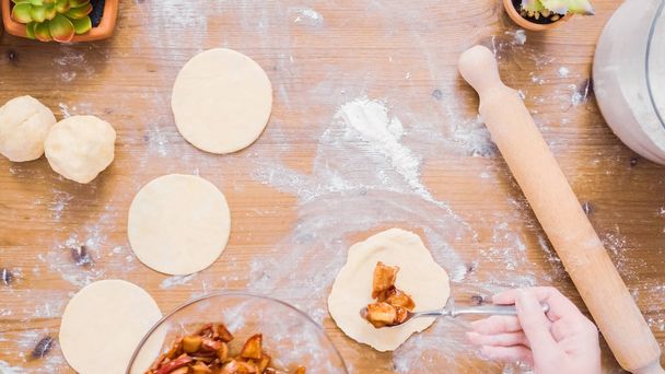 Adım adım. Ev yapımı yapma empanadas tatlı dolgulu. - Fotoğraf, Görsel