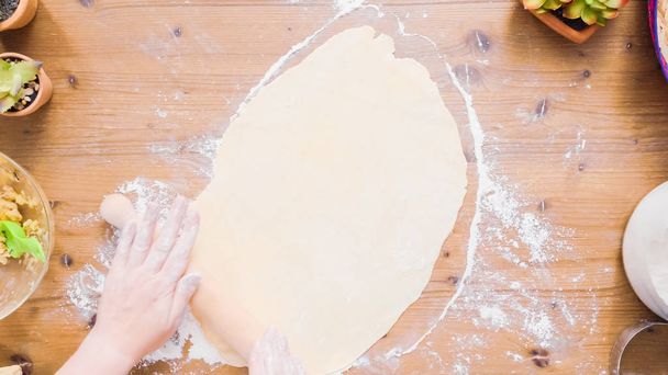 Lépésről lépésre. Gördülő tészta házi készítésű empanadas. - Fotó, kép