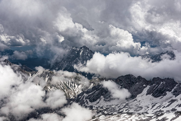 Panoramiczny widok na Alpy Bawarskie z Zugspitze, najwyższy szczyt w kraju i do domu trzy lodowce i najwyższy ośrodek narciarski w Niemczech.  - Zdjęcie, obraz