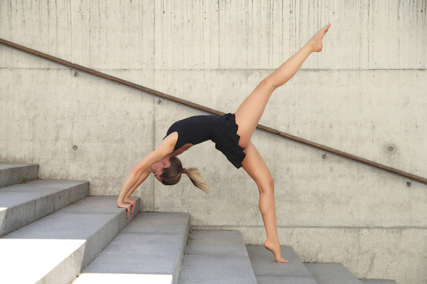 jovem desportivo flexível menina mostrando seu alongamento
 - Foto, Imagem