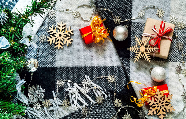 Holiday háttér karácsonyi dekoráció és ajándék doboz kockás kockás, felülnézet. Hygge stílus, a koncepció a New Year's kényelmet és coziness. Lapos feküdt. Másolja a hely. - Fotó, kép