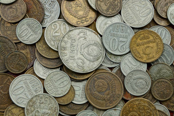 Textur aus weißen und braunen alten sowjetischen Münzen - Foto, Bild