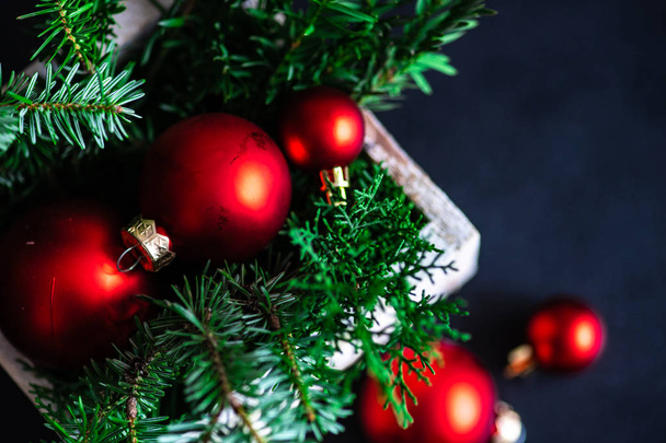 Weihnachtsrahmen mit Geschenkschachteln, Kugeln und Weihnachtsbaum - Foto, Bild