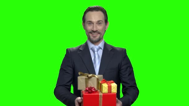 glücklich lächelnder Geschäftsmann mit Geschenken. - Filmmaterial, Video