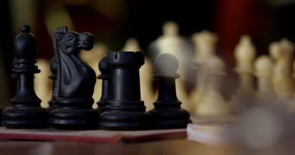 Close-up van schaakspel en schaakstukken op tafel - Video