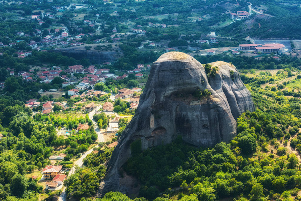 Vue panoramique sur les rochers des Météores et un village dans la vallée de Thessalie, Grèce
 - Photo, image