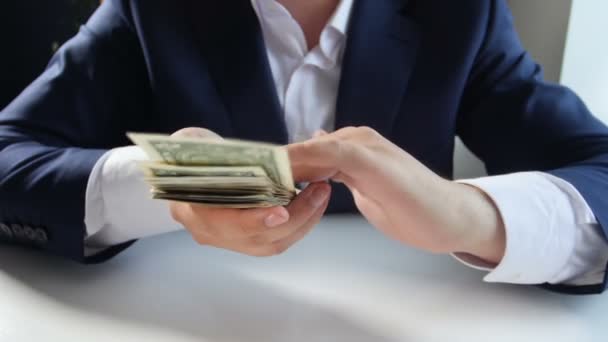 Αργή κίνηση μήκος σε πόδηα του επιτυχημένος επιχειρηματίας ρίχνουν χρήματα από μεγάλη στοίβα δολάρια - Πλάνα, βίντεο