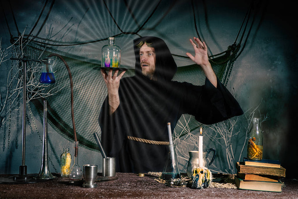 Ritratto della fiaschetta di un alchimista pazzo. Lo stregone conduce un rituale per ricevere l'elisir dell'eterna giovinezza. Halloween
 - Foto, immagini