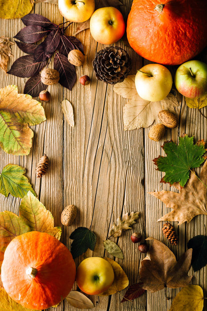 Goldener Herbst, Rahmen, abgefallenes Laub, Holzhintergrund, Konzept, Kopierraum - Foto, Bild