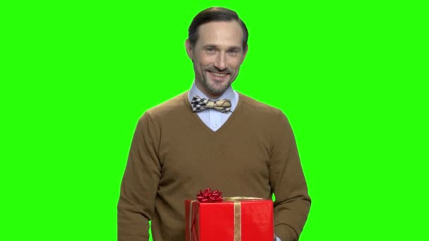 Příjemný muž dávat červené vánoční krabičce dárek. - Záběry, video