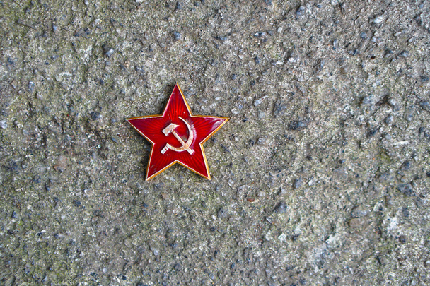 Roter Stern mit dem Wappen der Sowjetunion. Glückwunsch zum 23. Februar, dem Tag der sowjetischen und russischen Armee. Beton- und Grunge-Hintergrund - Foto, Bild