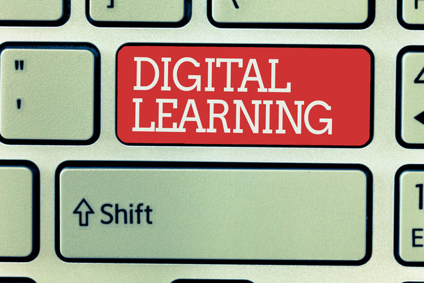 Szövegírás szöveg Digitális tanulás. Üzleti koncepció technológia vagy oktatási gyakorlat kíséretében - Fotó, kép