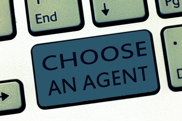 Texto de escrita de palavras Escolha um agente. Conceito de negócio para Escolher alguém que escolhe decisões em seu nome
 - Foto, Imagem
