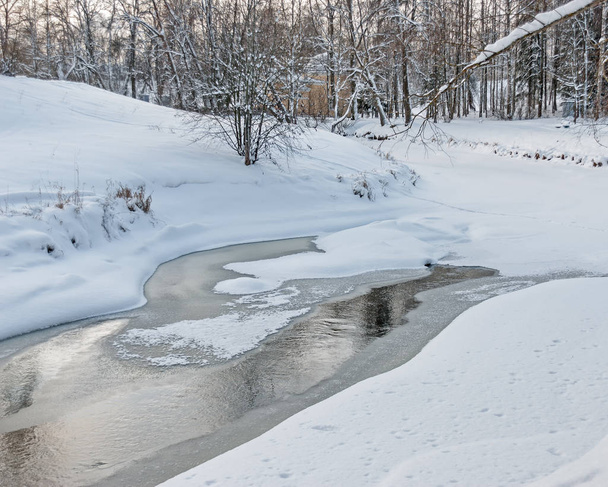 雪と氷の川でオープンウォーター - 写真・画像