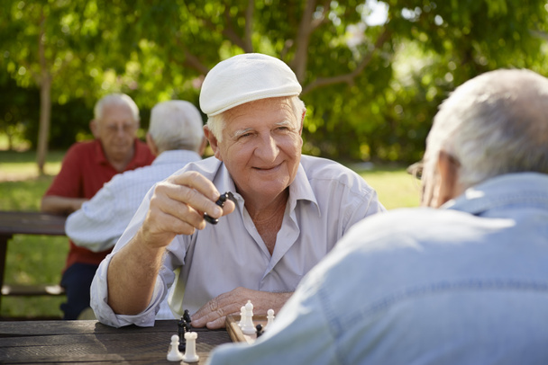 Aînés retraités actifs, deux vieillards jouant aux échecs au parc
 - Photo, image