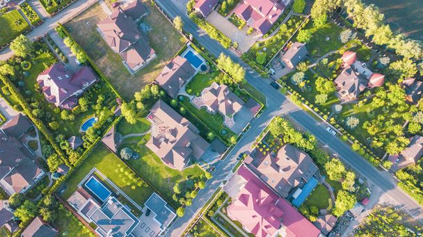 Vista aérea do bairro de casas residenciais na área suburbana
 - Foto, Imagem