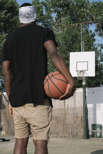 Afro Man Basketball Player In A Street Court - Valokuva, kuva