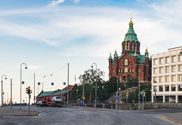 Iglesia catedral ortodoxa de Uspenski en Katajanokka distrito de la Ciudad Vieja en la noche de verano, Helsinki, Finlandia. Vista desde la calle Meritullintori
 - Foto, Imagen
