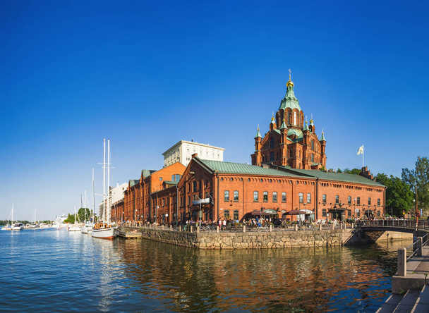 Töltés a Helsinki nyári este, Finnország. Város Quay és az Uspenski ortodox katedrális templom az óváros, a népszerű és híres turisztikai célpont, a Helsinki Katajanokka kerületben - Fotó, kép